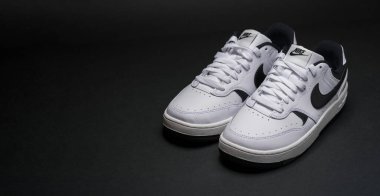 Antalya, Türkiye - 15 Nisan 2025: Siyah arka planda Beyaz Nike Gama Gücü spor ayakkabıları