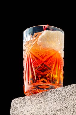 Koyu arkaplan önünde lüks bir kokteyl.