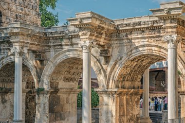 Hadrian Kapısı, ayrıca Uc Kapilar olarak da bilinir, güneşli bir günde Antalya Eski Kasabası ya da Kaleici girişinde.