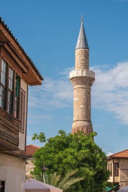 Sehzade Korkut Camii veya Kesik Minare, Antalya Eski Kasabası sokaklarındaki tarihi evler arasında görülüyor