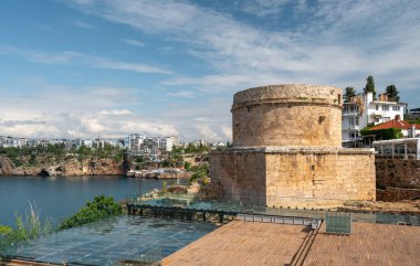 Antalya eski kasaba duvarlarında Hidirlik Kulesi ve arka planda Antalya marinası olan uçurumlar