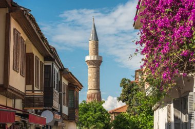 Sehzade Korkut Camii veya Kesik Minare, Antalya Eski Kasabası sokaklarındaki tarihi evler arasında görülüyor