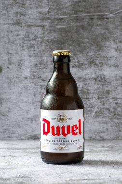 Antalya, Türkiye - 3 Mayıs 2025: Duvel Belçika Güçlü Sarışın Özel Bira Şişesi