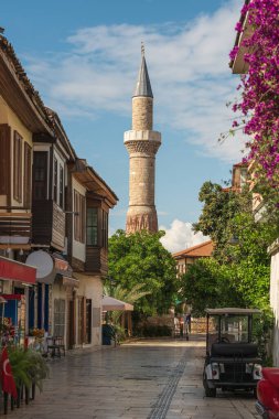 Sehzade Korkut Camii veya Kesik Minare, Antalya Eski Kasabası sokaklarındaki tarihi evler arasında görülüyor
