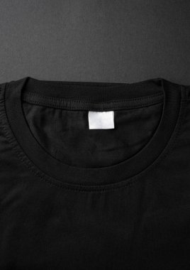 Boş beyaz etiketli siyah tişört yakalarının yakın çekimi