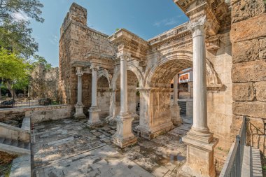Hadrian Kapısı, ayrıca Uc Kapilar olarak da bilinir, güneşli bir günde Antalya Eski Kasabası ya da Kaleici girişinde.