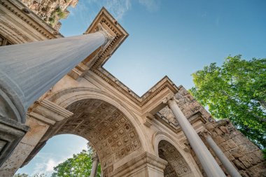 Hadrian Kapısı, ayrıca Uc Kapilar olarak da bilinir, güneşli bir günde Antalya Eski Kasabası ya da Kaleici girişinde.