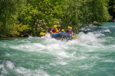 Antalya, Türkiye - 6 Mayıs 2025: Antalya Koprulu Kanyonu 'ndaki büyük bir rafting teknesinde rafting