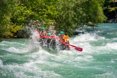 Antalya, Türkiye - 6 Mayıs 2025: Antalya Koprulu Kanyonu 'ndaki büyük bir rafting teknesinde rafting