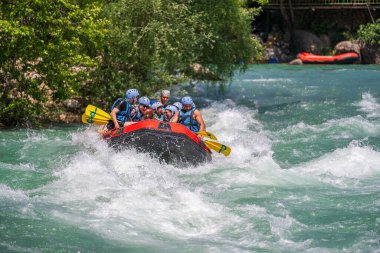 Antalya, Türkiye - 6 Mayıs 2025: Antalya Koprulu Kanyonu 'ndaki büyük bir rafting teknesinde rafting