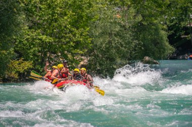 Antalya, Türkiye - 6 Mayıs 2025: Antalya Koprulu Kanyonu 'ndaki büyük bir rafting teknesinde rafting