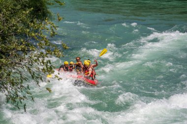 Antalya, Türkiye - 6 Mayıs 2025: Antalya Koprulu Kanyonu 'ndaki büyük bir rafting teknesinde rafting