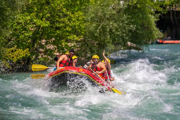 Antalya, Türkiye - 6 Mayıs 2025: Antalya Koprulu Kanyonu 'ndaki büyük bir rafting teknesinde rafting