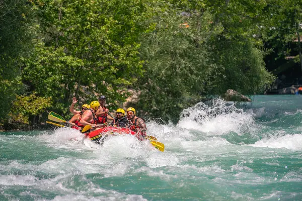 Antalya, Türkiye - 6 Mayıs 2025: Antalya Koprulu Kanyonu 'ndaki büyük bir rafting teknesinde rafting