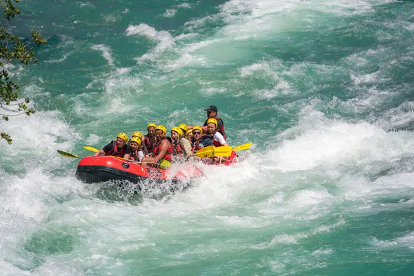 Antalya, Türkiye - 6 Mayıs 2025: Antalya Koprulu Kanyonu 'ndaki büyük bir rafting teknesinde rafting