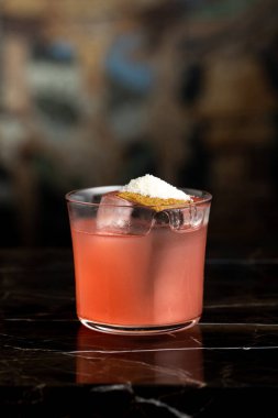 Koyu arkaplan önünde lüks bir kokteyl.