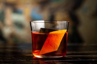 Koyu arkaplan önünde lüks bir kokteyl.