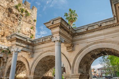 Hadrian Kapısı, ayrıca Uc Kapilar olarak da bilinir, güneşli bir günde Antalya Eski Kasabası ya da Kaleici girişinde.