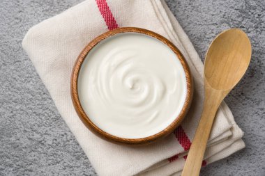 Gri taş masadaki yoğurdun en üst görüntüsü. Sağlıklı yeme kavramı