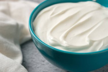 Gri taş masadaki yoğurdun en üst görüntüsü. Sağlıklı yeme kavramı