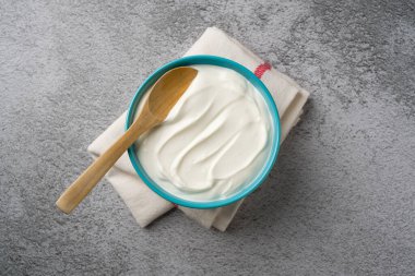 Gri taş masadaki yoğurdun en üst görüntüsü. Sağlıklı yeme kavramı