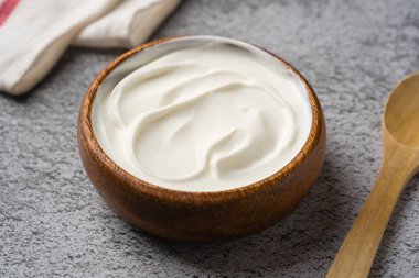 Gri taş masadaki yoğurdun en üst görüntüsü. Sağlıklı yeme kavramı