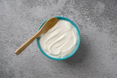 Gri taş masadaki yoğurdun en üst görüntüsü. Sağlıklı yeme kavramı