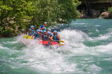 Antalya, Türkiye - 6 Mayıs 2025: Antalya Koprulu Kanyonu 'ndaki büyük bir rafting teknesinde rafting