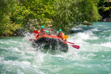 Antalya, Türkiye - 6 Mayıs 2025: Antalya Koprulu Kanyonu 'ndaki büyük bir rafting teknesinde rafting