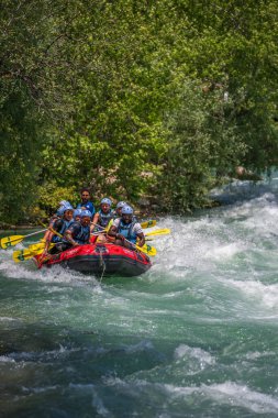 Antalya, Türkiye - 6 Mayıs 2025: Antalya Koprulu Kanyonu 'ndaki büyük bir rafting teknesinde rafting