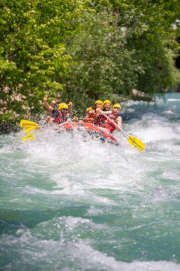 Antalya, Türkiye - 6 Mayıs 2025: Antalya Koprulu Kanyonu 'ndaki büyük bir rafting teknesinde rafting
