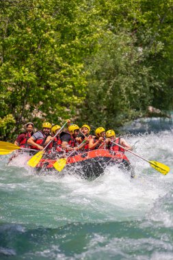 Antalya, Türkiye - 6 Mayıs 2025: Antalya Koprulu Kanyonu 'ndaki büyük bir rafting teknesinde rafting