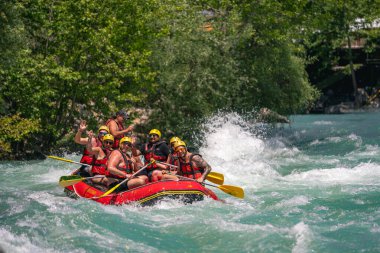 Antalya, Türkiye - 6 Mayıs 2025: Antalya Koprulu Kanyonu 'ndaki büyük bir rafting teknesinde rafting