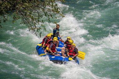 Antalya, Türkiye - 6 Mayıs 2025: Antalya Koprulu Kanyonu 'ndaki büyük bir rafting teknesinde rafting