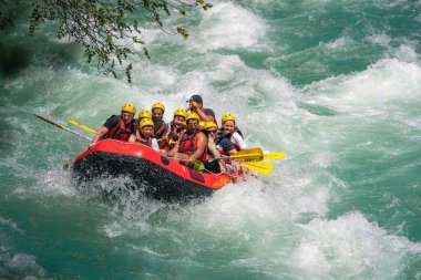 Antalya, Türkiye - 6 Mayıs 2025: Antalya Koprulu Kanyonu 'ndaki büyük bir rafting teknesinde rafting