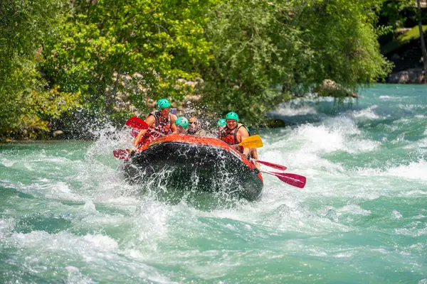 Antalya, Türkiye - 6 Mayıs 2025: Antalya Koprulu Kanyonu 'ndaki büyük bir rafting teknesinde rafting