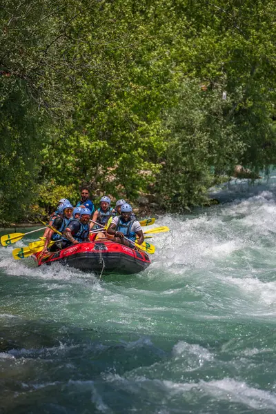 Antalya, Türkiye - 6 Mayıs 2025: Antalya Koprulu Kanyonu 'ndaki büyük bir rafting teknesinde rafting