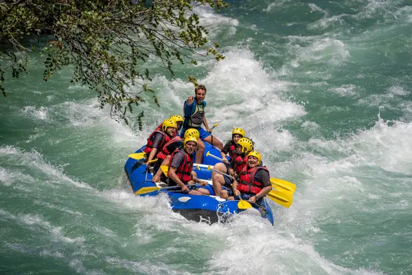 Antalya, Türkiye - 6 Mayıs 2025: Antalya Koprulu Kanyonu 'ndaki büyük bir rafting teknesinde rafting