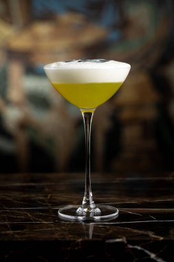 Koyu arkaplan önünde lüks bir kokteyl.