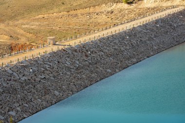 Turkuaz rezervuar suyu ve kuru yamaç arazisiyle Rockfill baraj yamacı