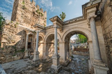 Hadrian Kapısı, ayrıca Uc Kapilar olarak da bilinir, güneşli bir günde Antalya Eski Kasabası ya da Kaleici girişinde.