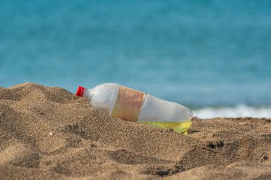 Kıyıya yakın sahili çöplüğe çeviren plastik şişeler.