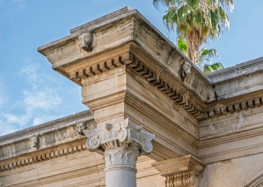 Hadrian Kapısı, ayrıca Uc Kapilar olarak da bilinir, güneşli bir günde Antalya Eski Kasabası ya da Kaleici girişinde.