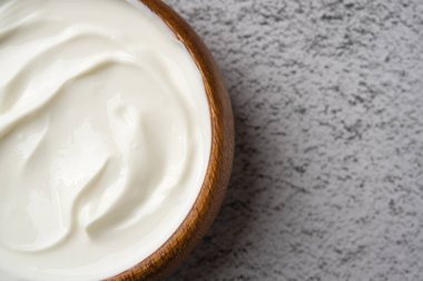 Gri taş masadaki yoğurdun en üst görüntüsü. Sağlıklı yeme kavramı