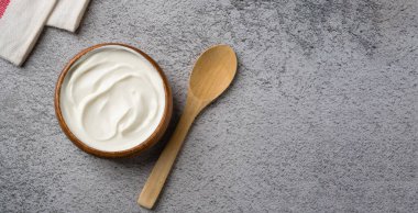 Gri taş masadaki yoğurdun en üst görüntüsü. Sağlıklı yeme kavramı