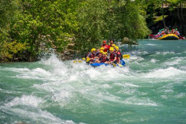 Antalya, Türkiye - 6 Mayıs 2025: Antalya Koprulu Kanyonu 'ndaki büyük bir rafting teknesinde rafting
