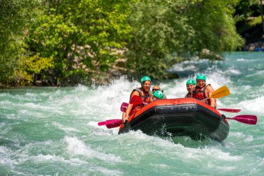 Antalya, Türkiye - 6 Mayıs 2025: Antalya Koprulu Kanyonu 'ndaki büyük bir rafting teknesinde rafting