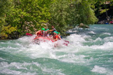 Antalya, Türkiye - 6 Mayıs 2025: Antalya Koprulu Kanyonu 'ndaki büyük bir rafting teknesinde rafting