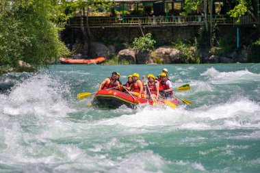 Antalya, Türkiye - 6 Mayıs 2025: Antalya Koprulu Kanyonu 'ndaki büyük bir rafting teknesinde rafting
