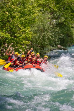 Antalya, Türkiye - 6 Mayıs 2025: Antalya Koprulu Kanyonu 'ndaki büyük bir rafting teknesinde rafting